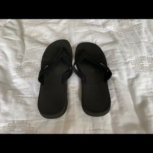 Black nike flip flops